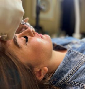 تزریق ژل و فیلر در رشت | حجم‌دهی طبیعی لب و گونه با دکتر روزبه