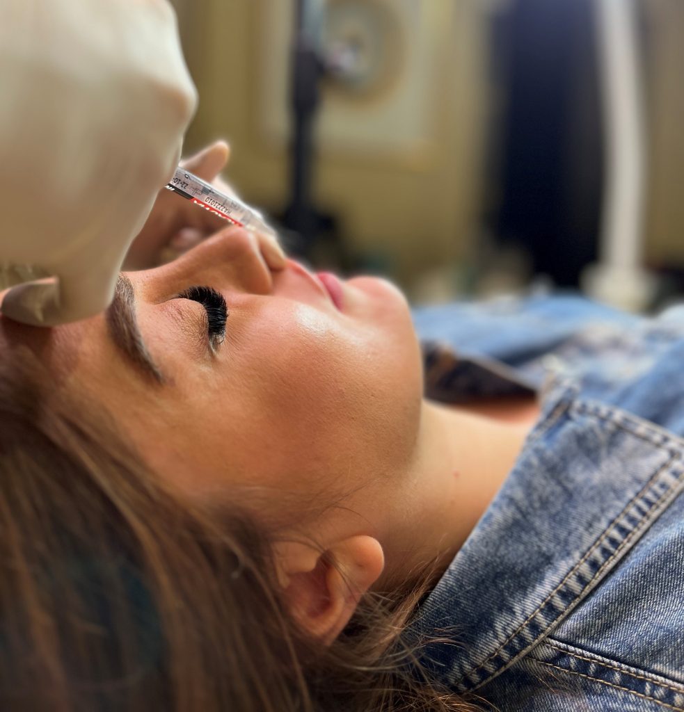 تزریق ژل و فیلر در رشت | حجم‌دهی طبیعی لب و گونه با دکتر روزبه