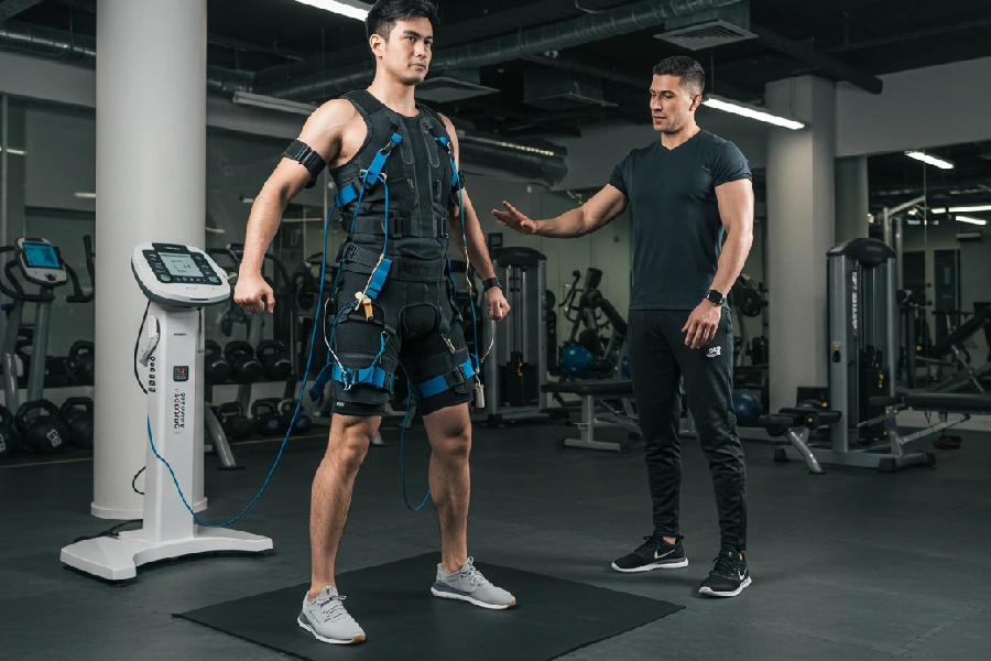 عضله‌سازی با دستگاه EMS در رشت | فرم‌سازی بدن بدون ورزش سخت