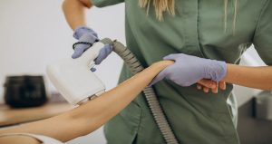 لیزر موهای زائد در رشت برای پوست‌های حساس | مزایا و مراقبت‌های قبل و بعد